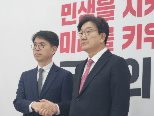 권성동 국민의힘 당대표 겸 권한대행(오른쪽)이 17일 국회에서 김완섭 환경부장관과 만났다. 안소현 기자